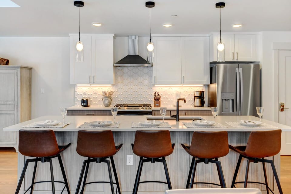 Gorgeous Kitchen Area With Island Bar Seating For 5 People