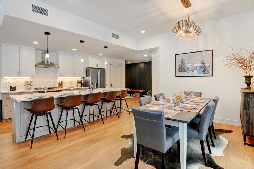 Dining Area & Island Bar Seating For 1 People