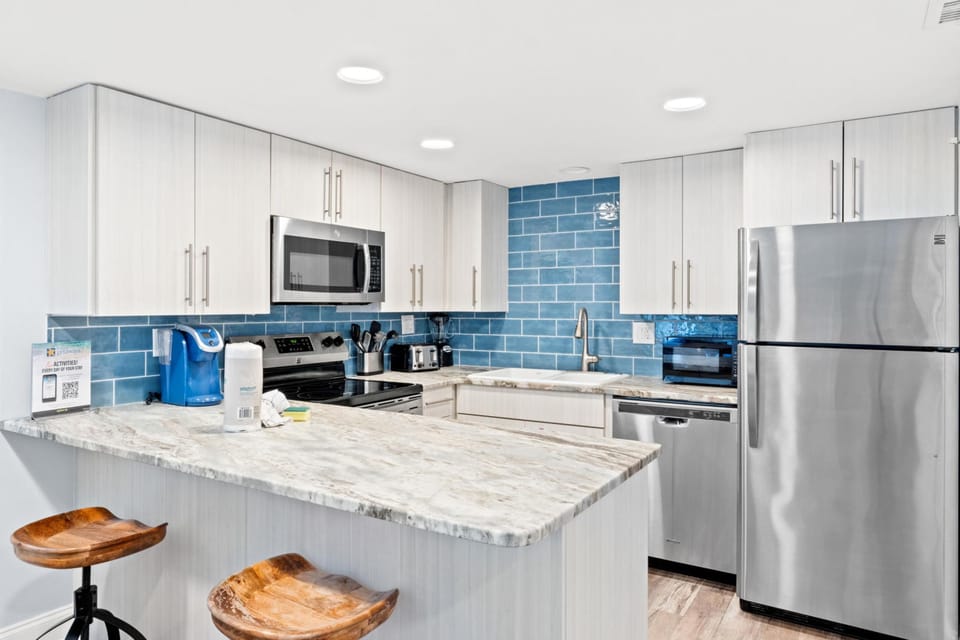 Kitchen with Breakfast Bar