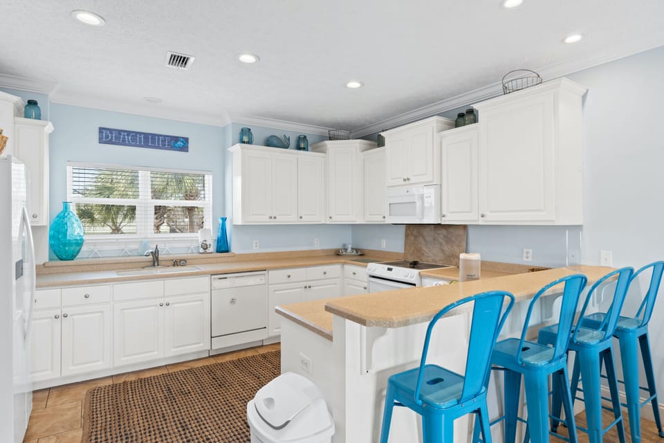 Kitchen with Breakfast Bar