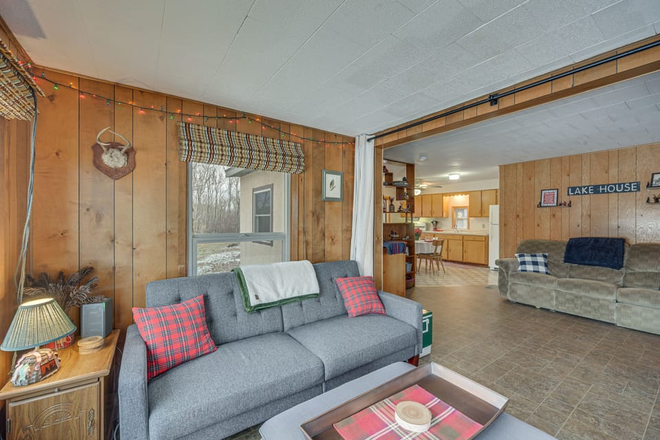 Living Room | 2 Full Futons (Convertible to King Bed) | Smart TV | Fireplace