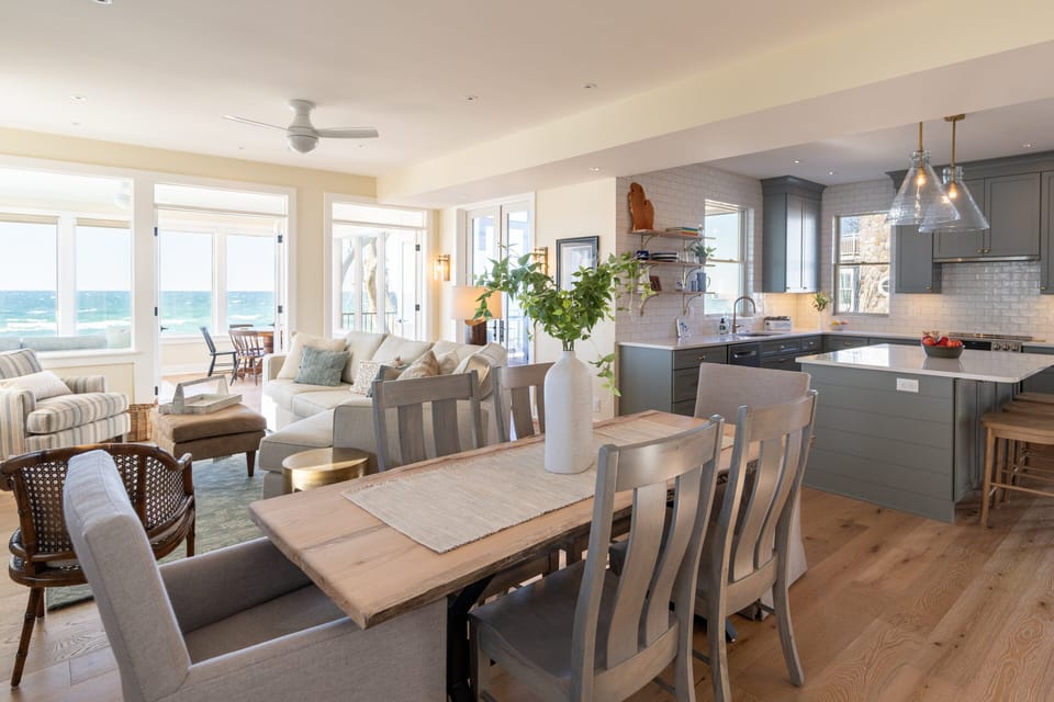 Dinning Area with Seating for 6