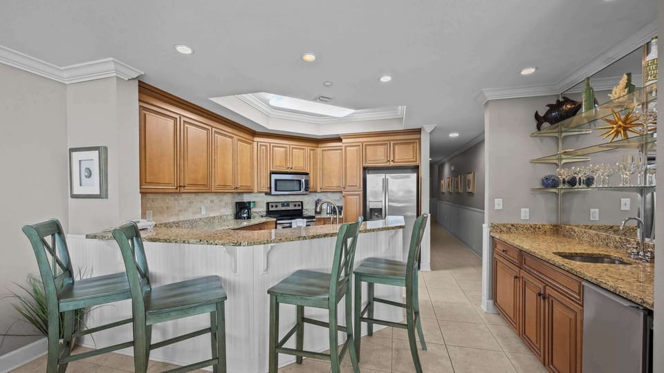 Kitchen & breakfast bar seats 4
