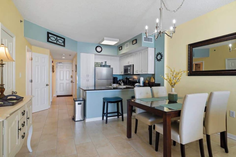 Dining area seats 4 