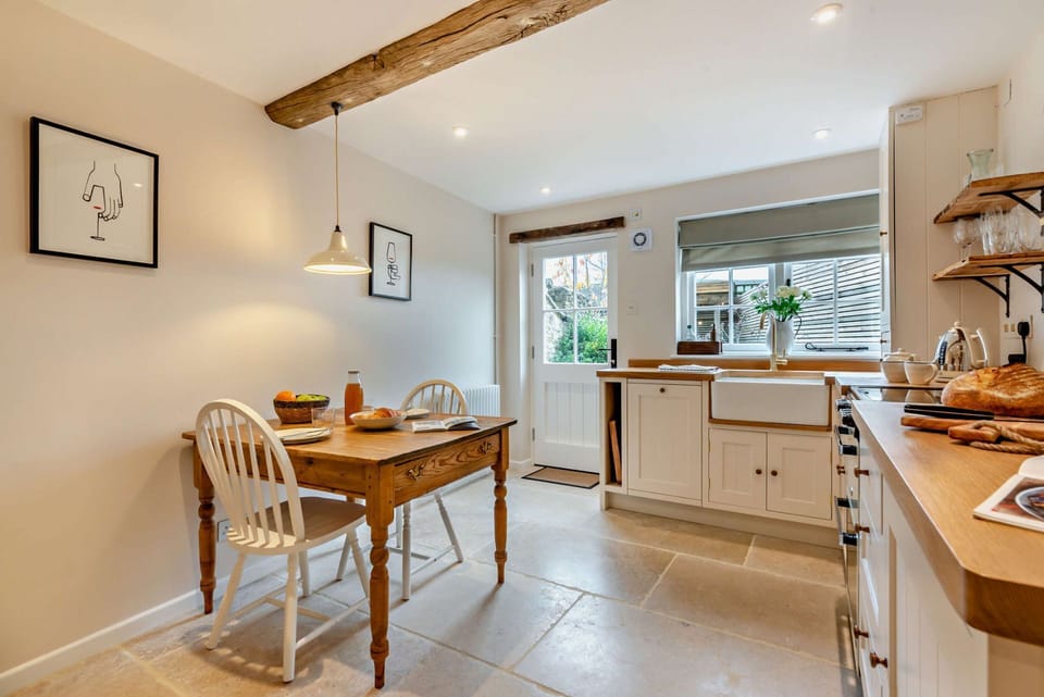 Little Cottage Kitchen - StayCotswold