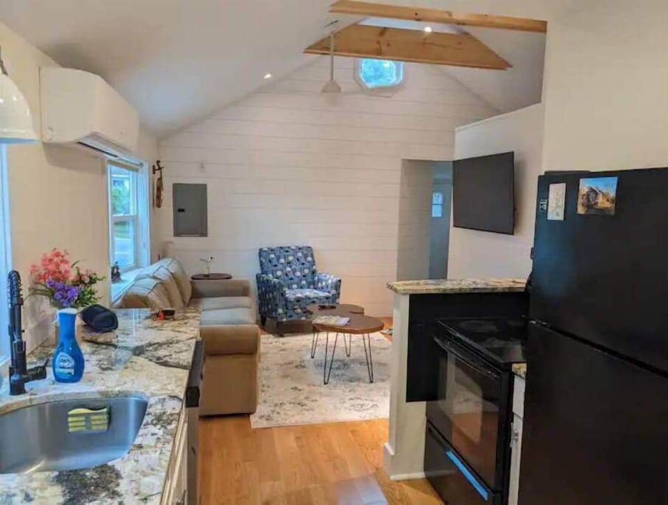 Clean, wide open LR, all amenities