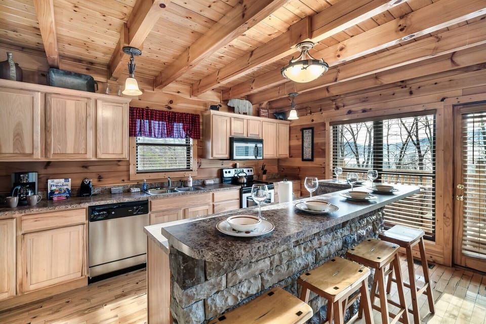 The natural light soaks into the kitchen area also so you are never missing out on the mountain experience. 