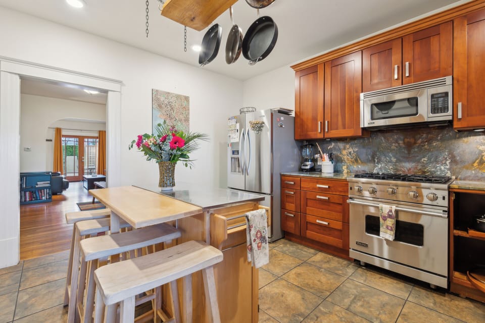 Another view of the kitchen.