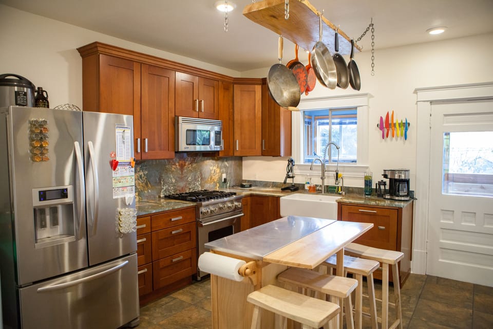 Kitchen with gas stove and modern appliances, incl. a double-drawer dishwasher.