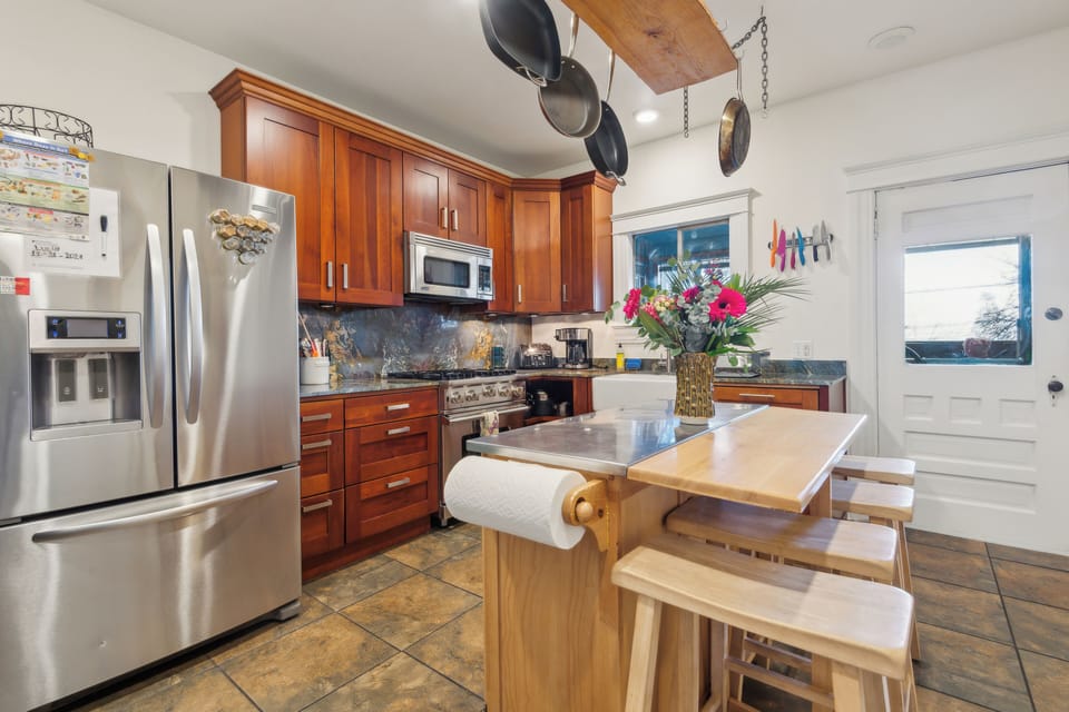 Another view of the kitchen.