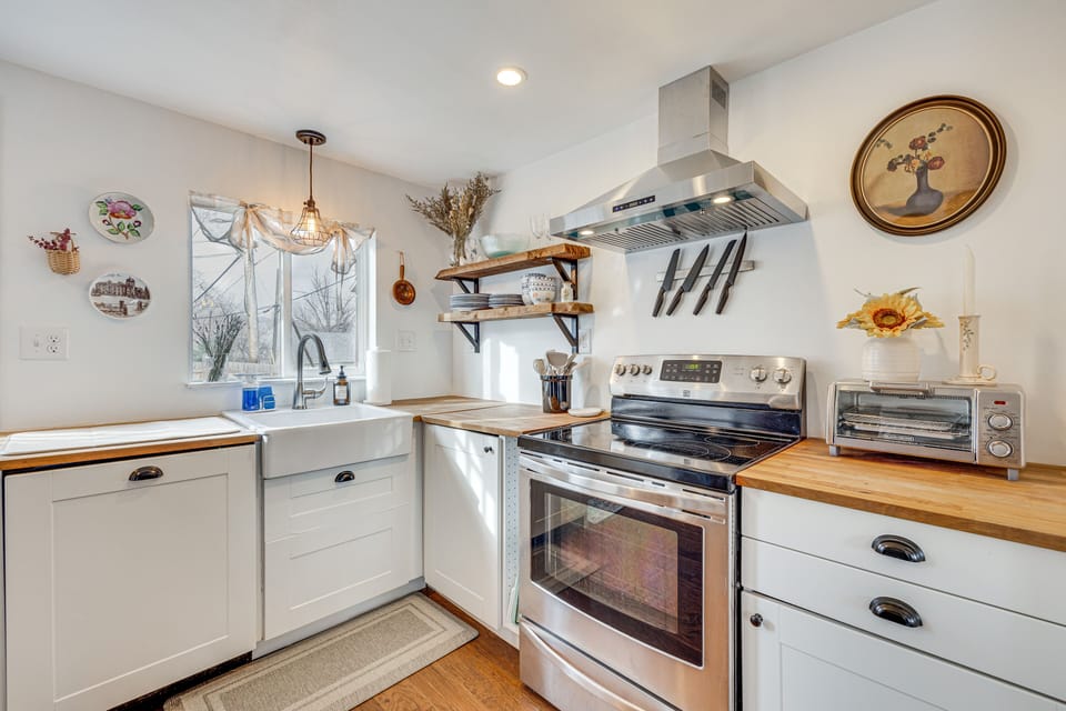 Kitchen | Cooking Basics | Toaster Oven | Trash Bags & Paper Towels Provided