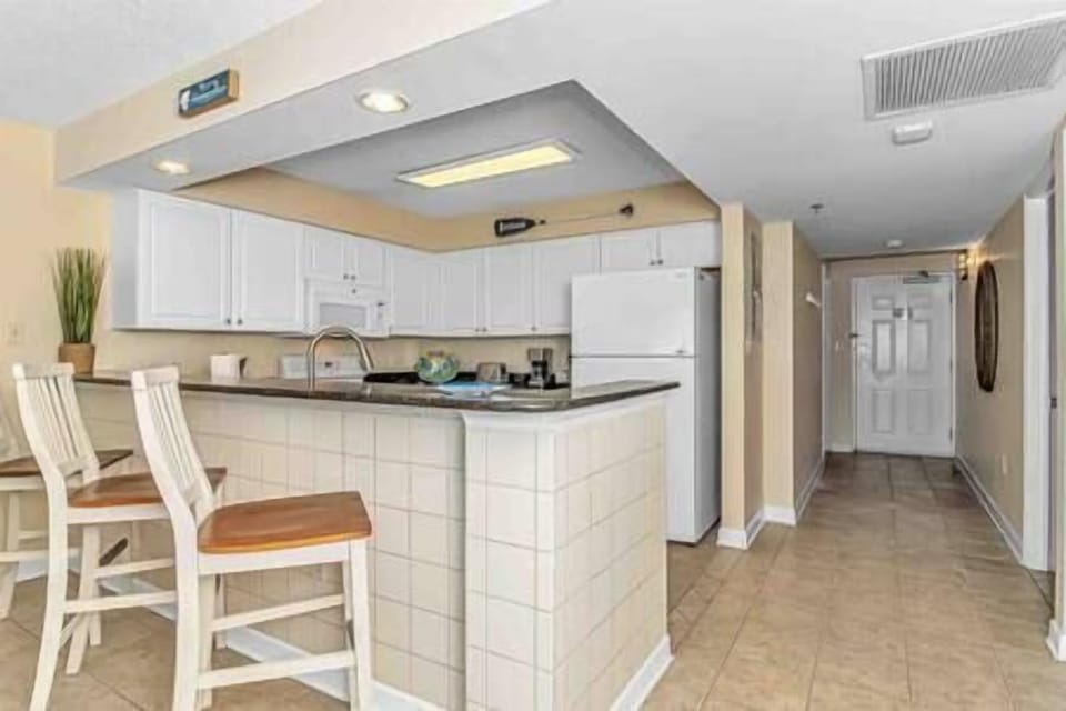 Entryway and kitchen with breakfast bar area!