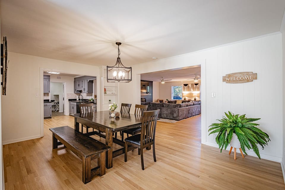 Share meals, play cards or plan your Augusta adventures around the dining table that seats your group comfortably. 