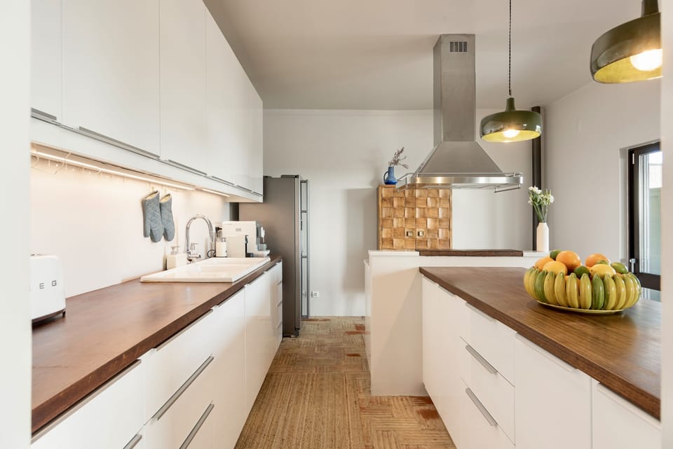 Chef’s eat in kitchen with 3 barstools