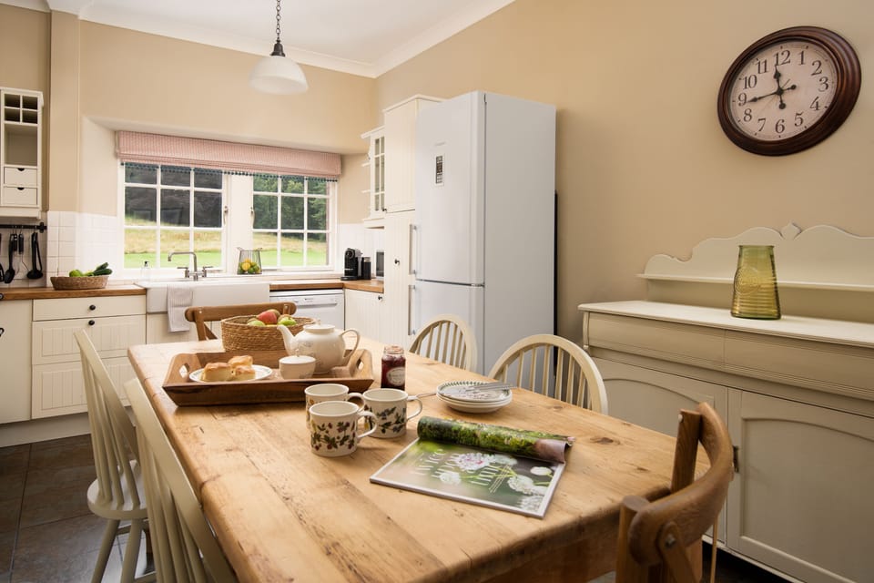Birch Cottage - dining space in the kitchen