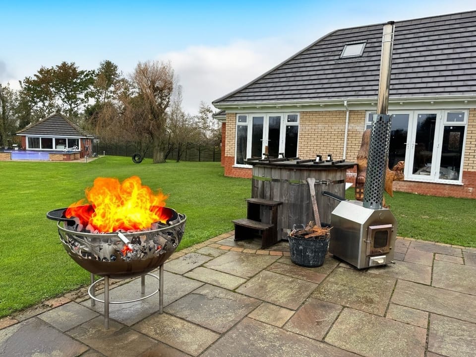 Hot Tub / whirlpool bath (Outdoor)