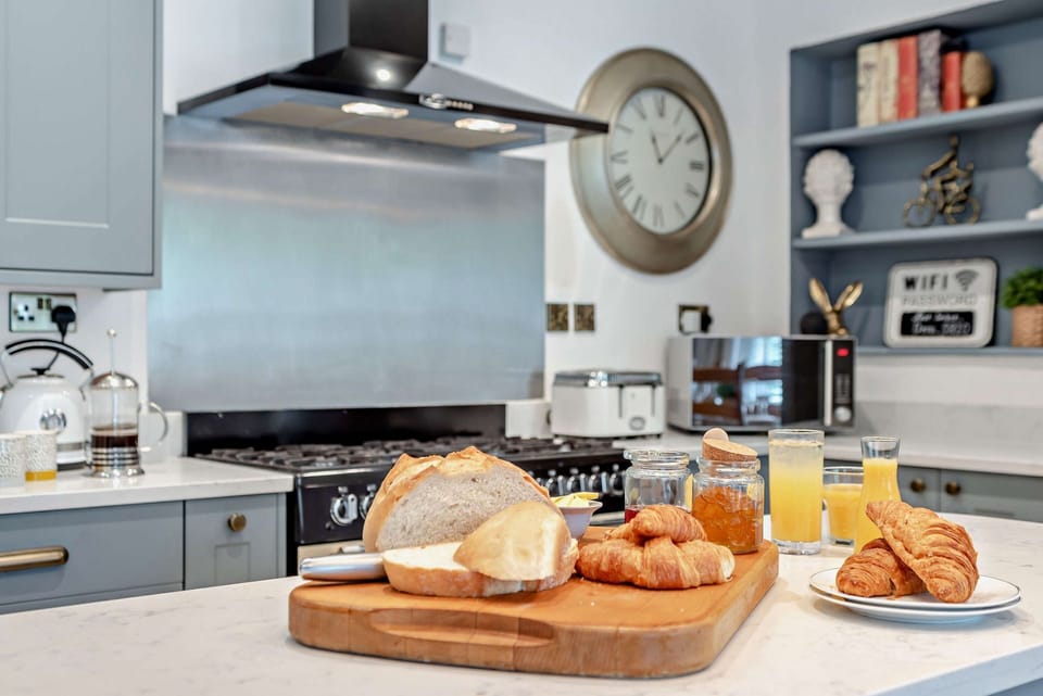 Lakeside House Kitchen - StayCotswold