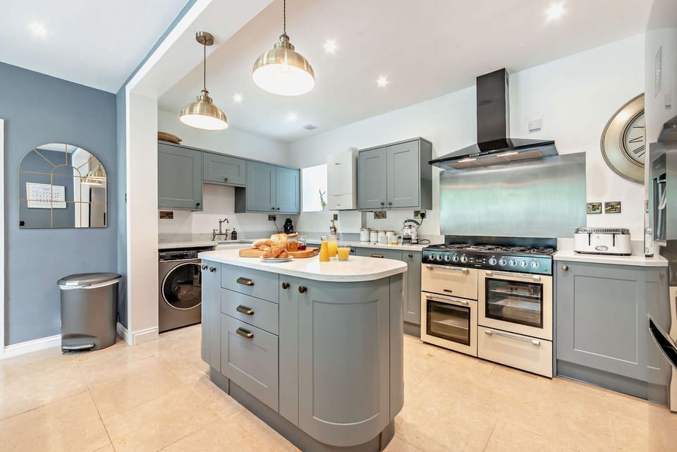 Lakeside House Kitchen - StayCotswold