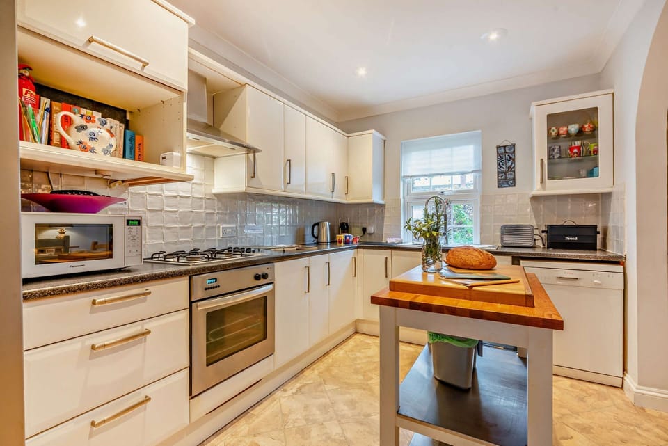 Myrtle House Kitchen - StayCotswold
