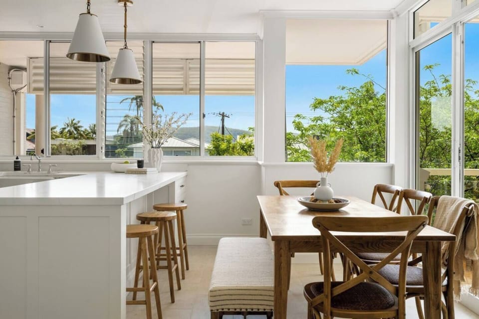 The dining area is bathed in natural light and is easy to relax with a meal enjoying the surrounding blue skies. 
