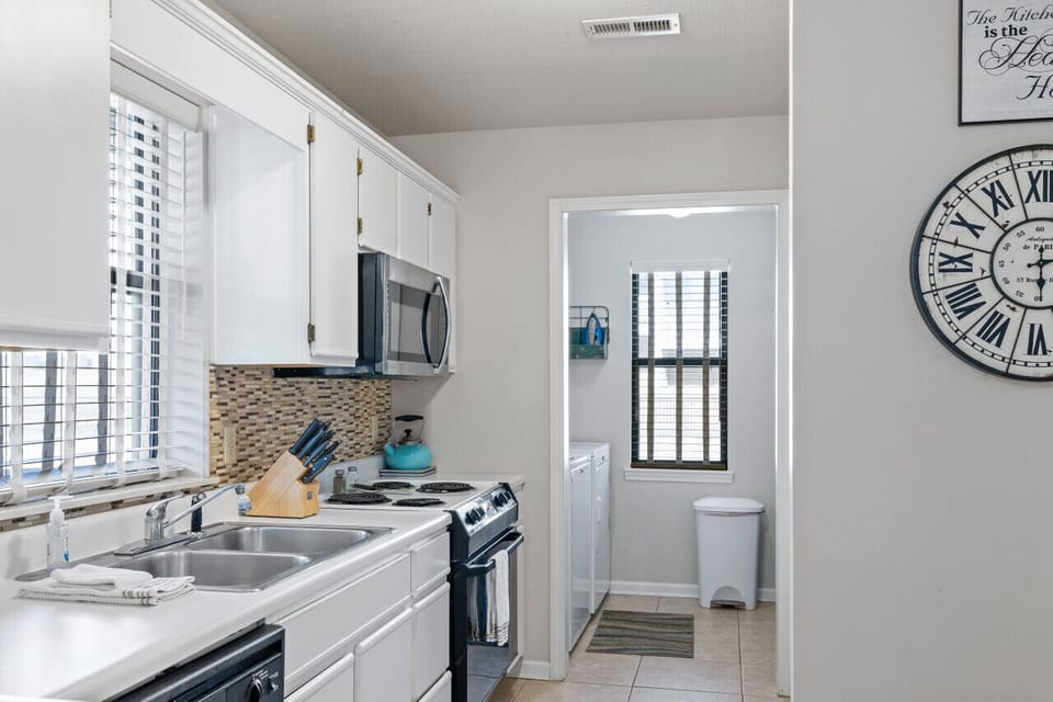 Well equipped kitchen for you to cook your favorites (or heat up your leftovers) ;)