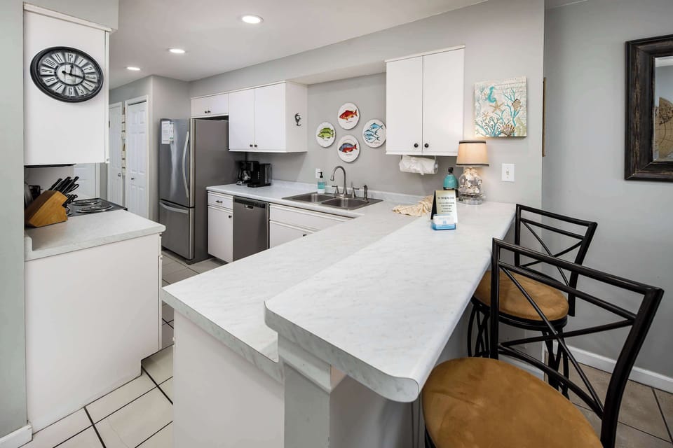 Kitchen with breakfast bar