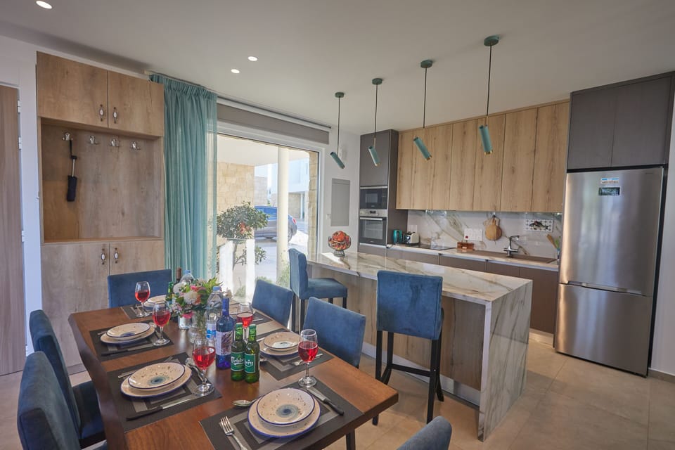 Fully Equipped Kitchen complete with island and extra seating for 2 people