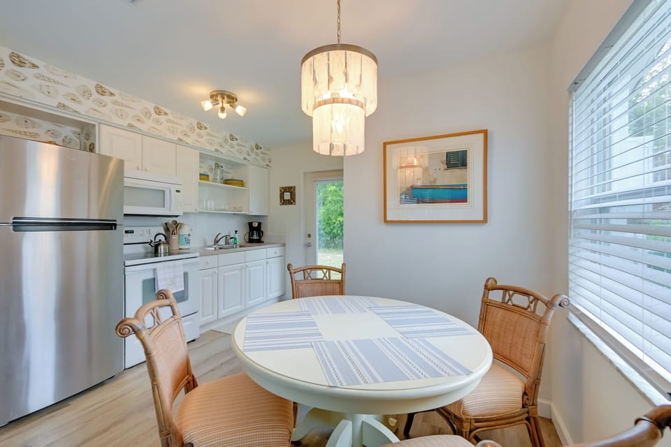 Dining Area | Dining Table | Dishware/Flatware