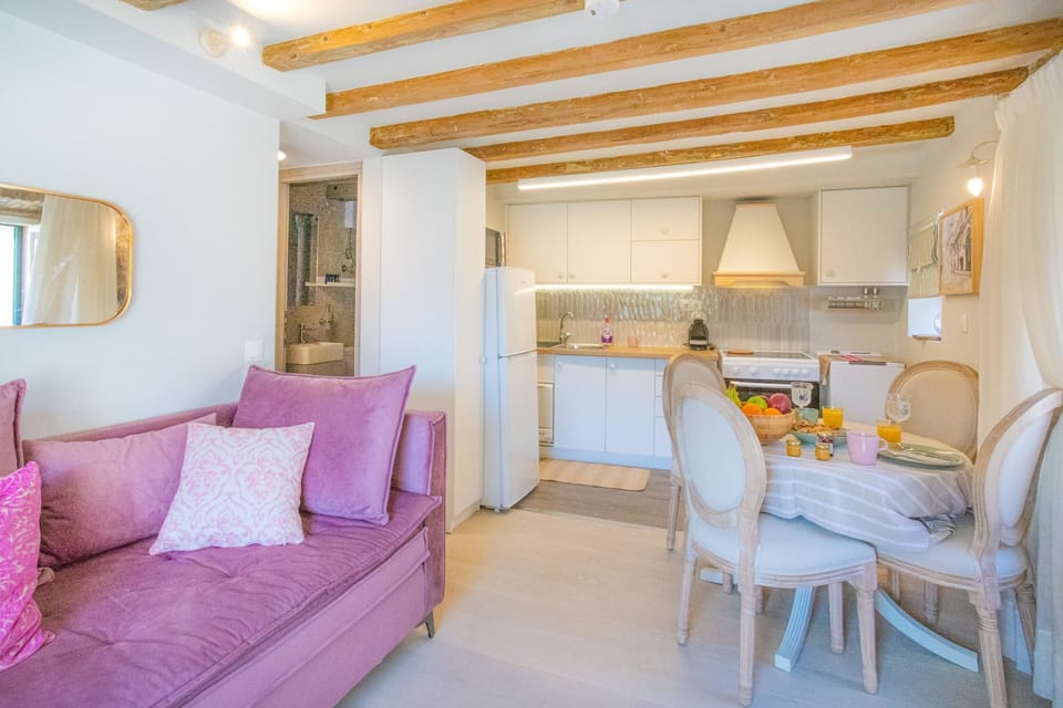 Light %26amp%3B airy living area