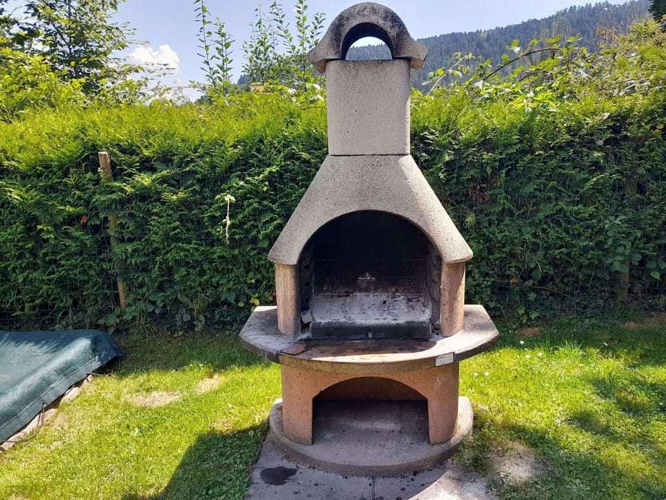 Brick barbecue incl. barbecue utensils