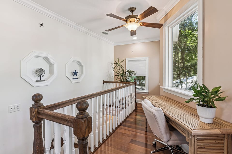 Sea Lyon Around - Upstairs Loft with Desk