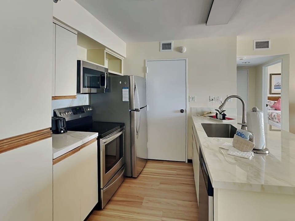 Full Kitchen - Stainless Appliances