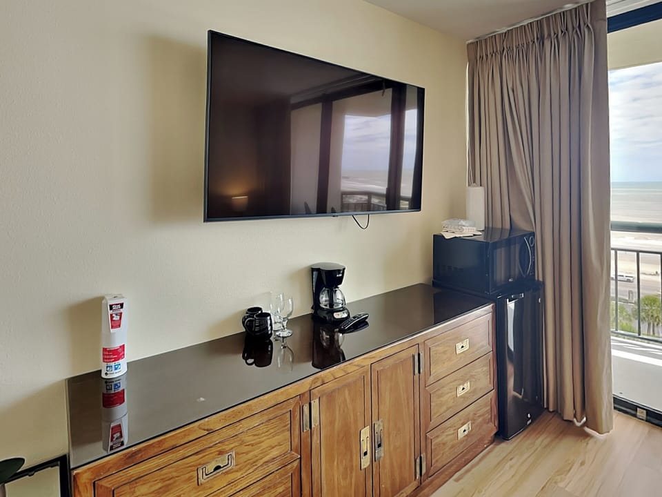 Studio - Mini Fridge, Microwave, TV