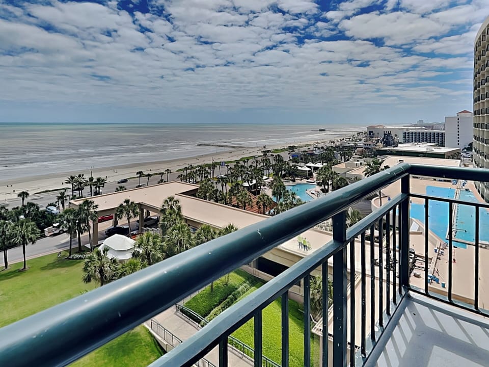 Private Balcony - Gulf Views, Prime Location!