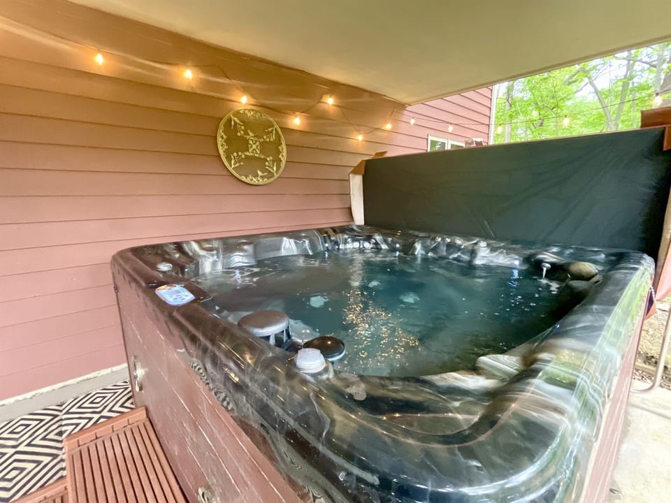 Community pool- 8 min drive away, open year round