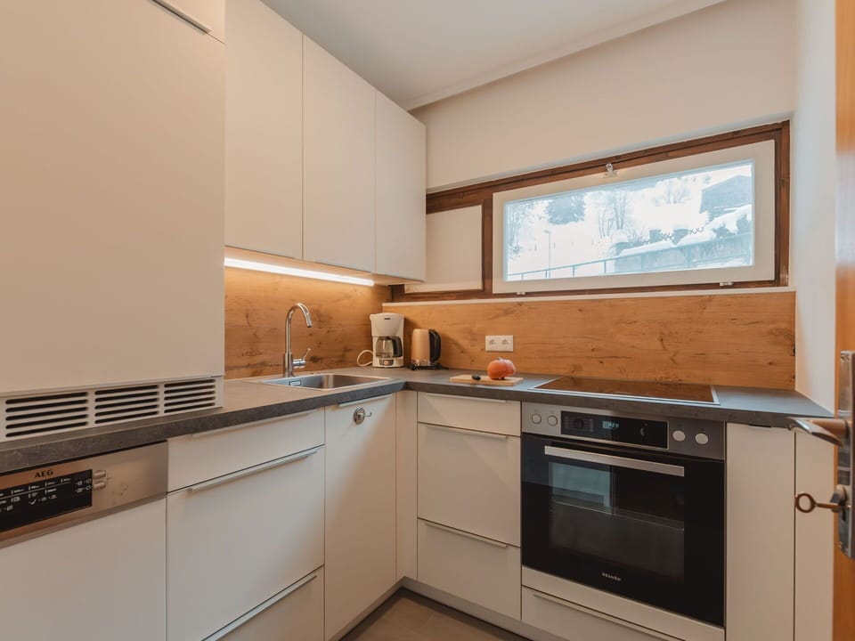 Cabinetry, Countertop, Property, Kitchen Stove, Tap, Kitchen Appliance, Kitchen, Wood, Building, Sink