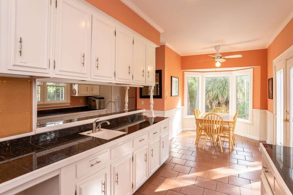 Extra Large Eat-in Kitchen