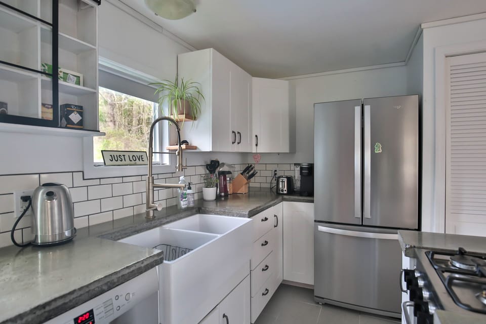 Full kitchen