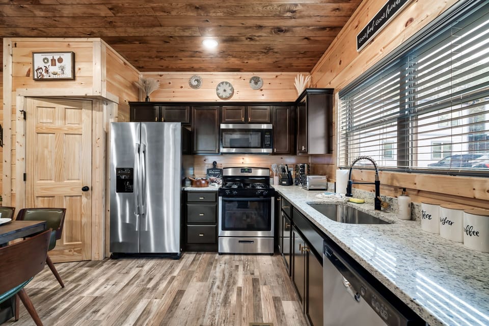 Fully equipped kitchen-fridge with icemaker,toaster,stove,oven,air fryer,kettle!