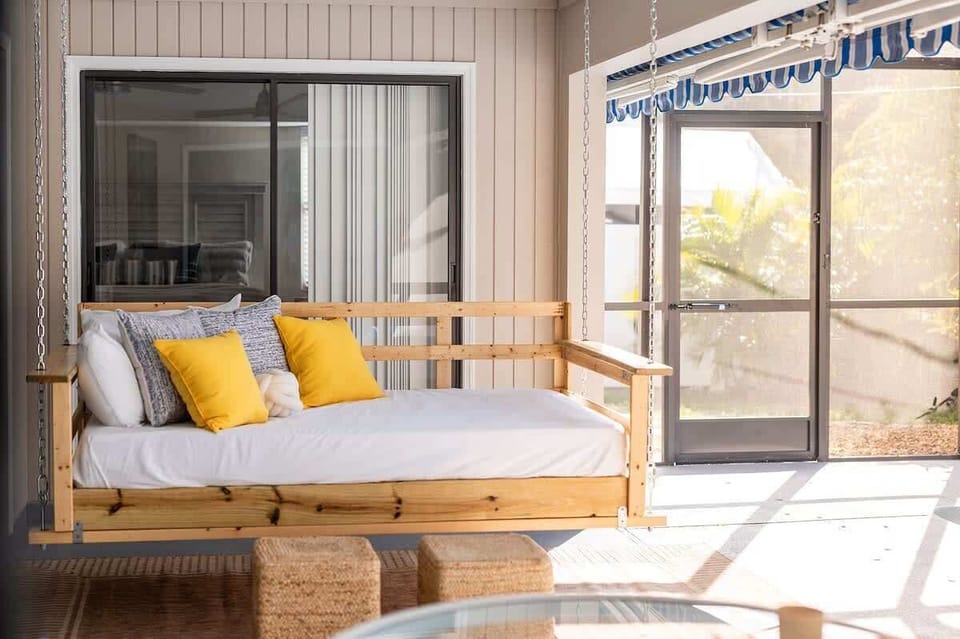 Hang out in style! Our outdoor patio hammock is not just a bed, but a swinging sanctuary – the ideal perch for sun-soaked days and moonlit nights. 
