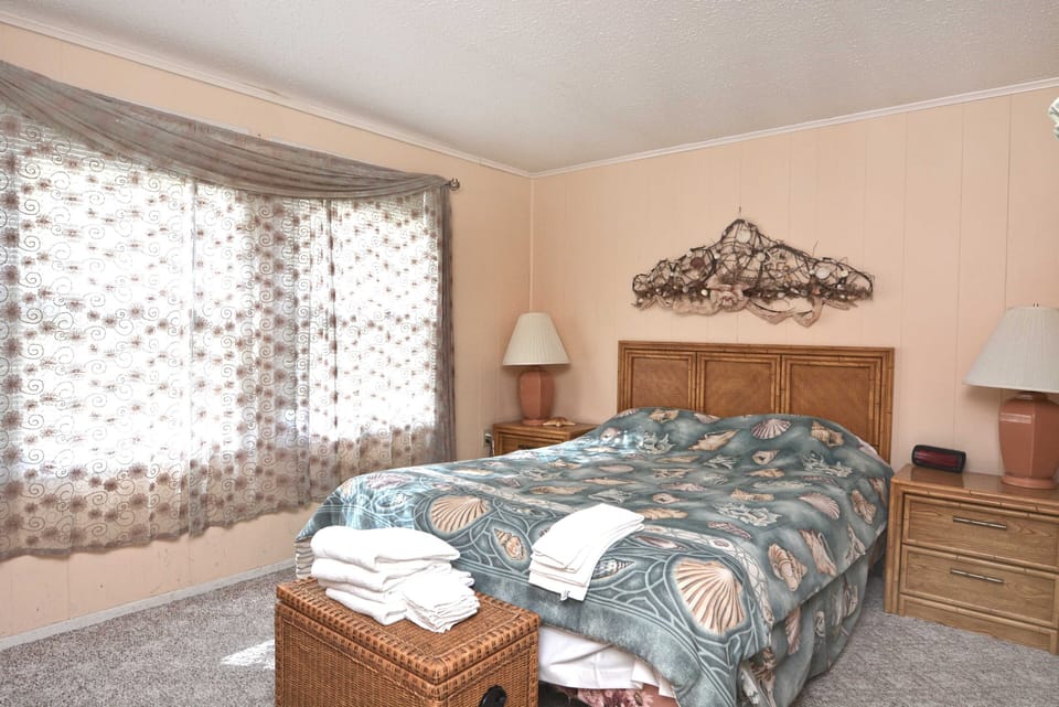 QUEEN-BEDROOM