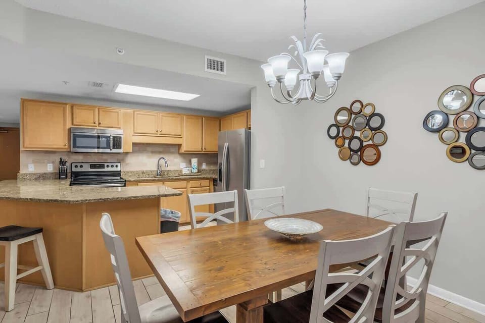 Dining area seats 6