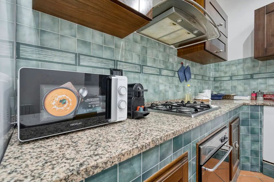 Spacious, fully furnished and equipped kitchen: microwave, coffee machine, etc. 