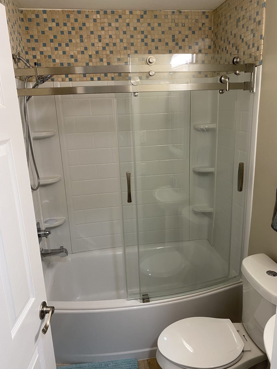 Shower/Bathtub. Shampoo, Conditioner 