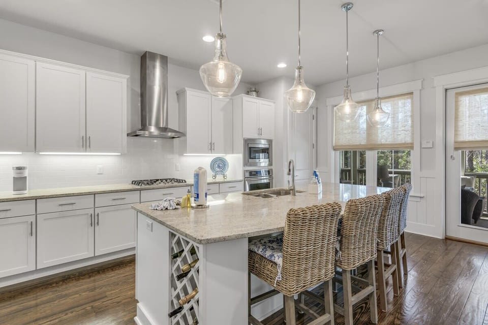 Breakfast Bar with Seating for 4