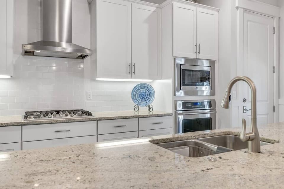 Blender, Toaster, Dishes &amp; Eating Utensils Provide