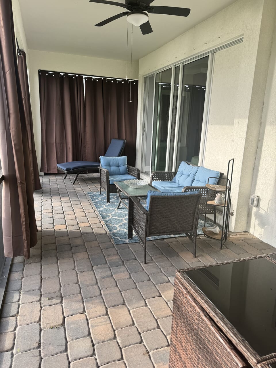 Outdoor Lenai overlooking the lake.