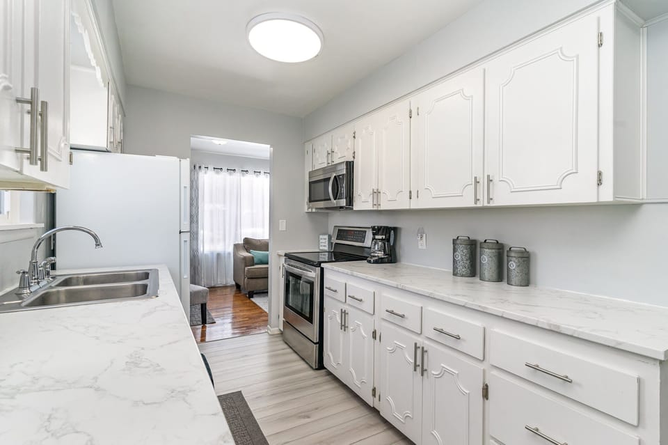 Kitchen- Microwave & Cook/Oven.