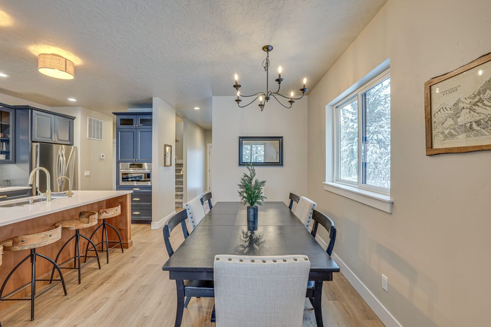 Dining Area | Dishware & Flatware Provided