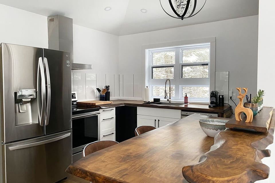 Peninsula counter for guests to gather around with friends and family. 